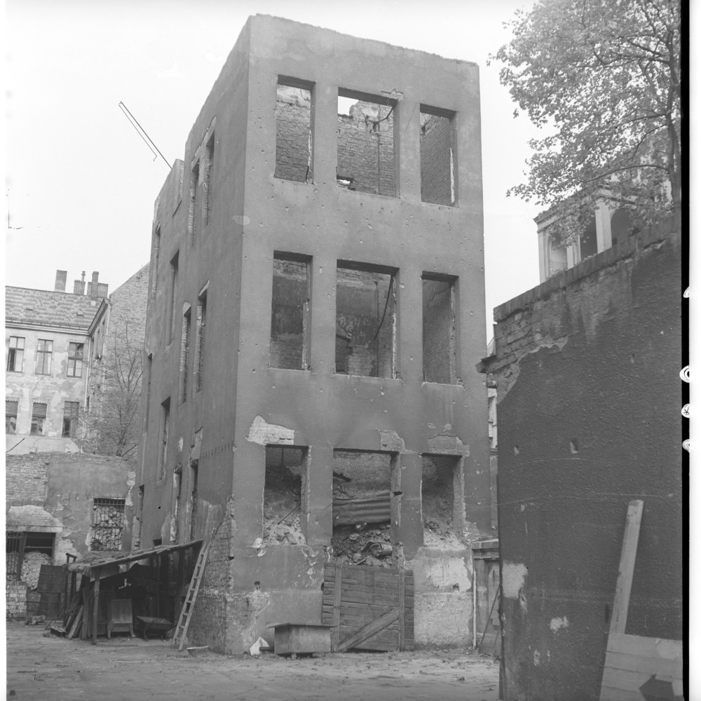 Negativ: Ruine, Bülowstraße 88, 1952 (Museen Tempelhof-Schöneberg/Herwarth Staudt CC BY-NC-SA)