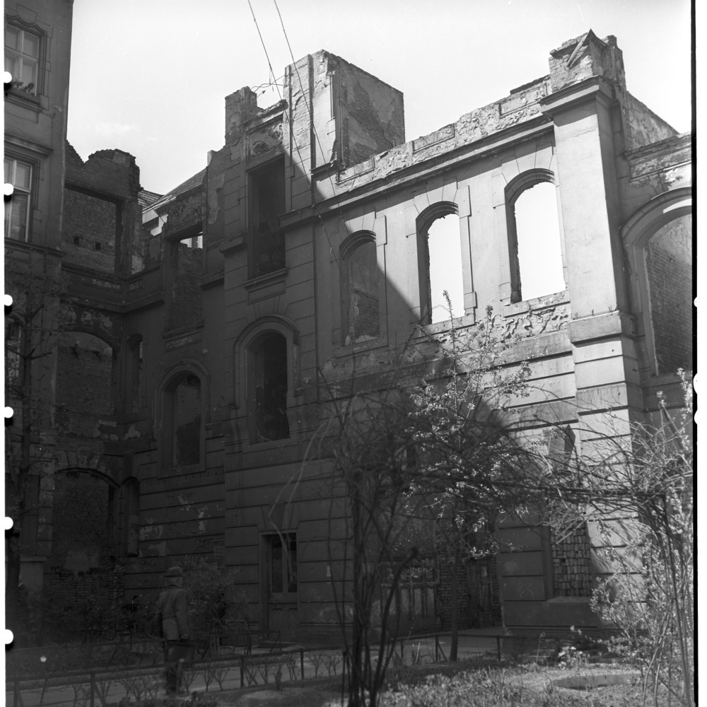 Negativ: Ruine, Eisenacher Straße 103, 1956 (Museen Tempelhof-Schöneberg/Herwarth Staudt CC BY-NC-SA)