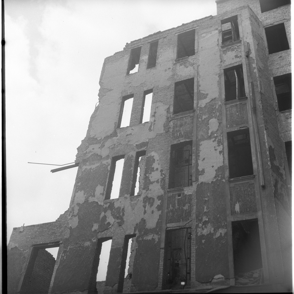 Negativ: Ruine, Eisenacher Straße 23, 1955 (Museen Tempelhof-Schöneberg/Herwarth Staudt CC BY-NC-SA)