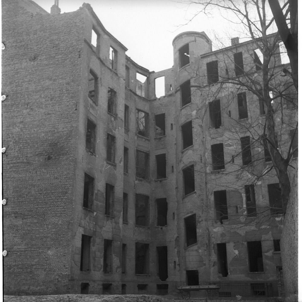 Negativ: Ruine, Eisenacher Straße 24, 1954 (Museen Tempelhof-Schöneberg/Herwarth Staudt CC BY-NC-SA)
