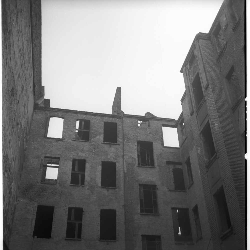 Negativ: Ruine, Eisenacher Straße 44, 1953 (Museen Tempelhof-Schöneberg/Herwarth Staudt CC BY-NC-SA)