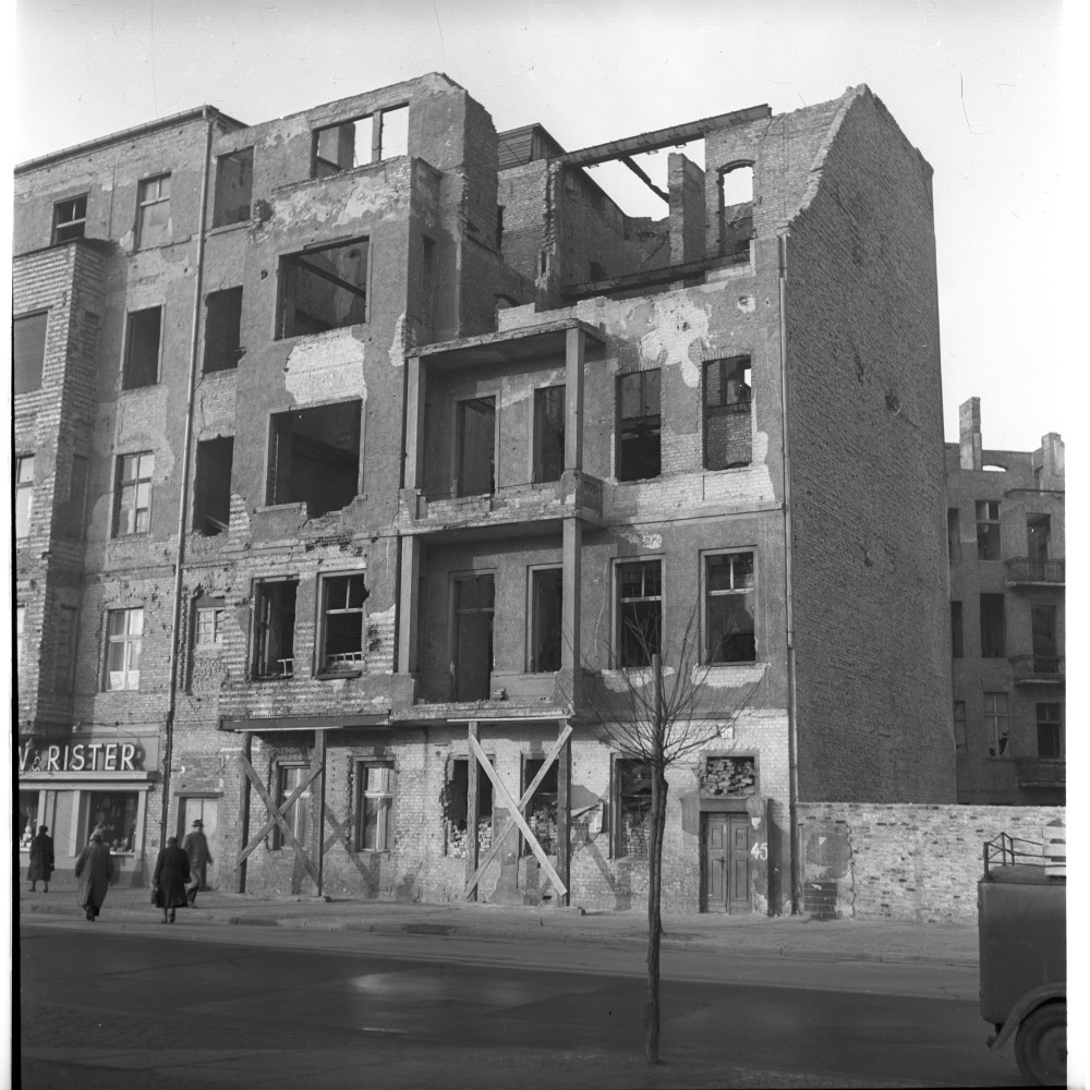 Negativ: Ruine, Eisenacher Straße 5, 1953 (Museen Tempelhof-Schöneberg/Herwarth Staudt CC BY-NC-SA)