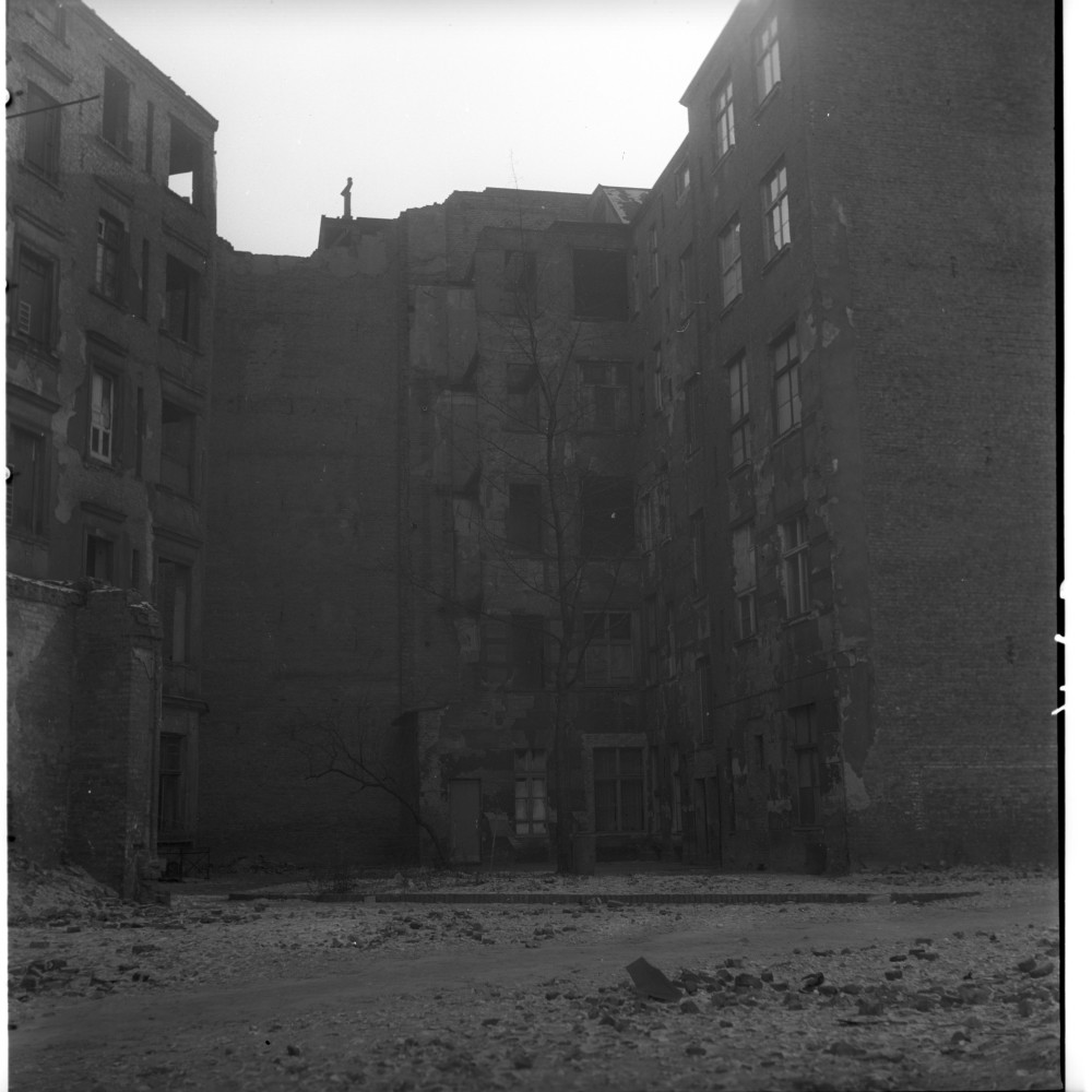 Negativ: Ruine, Eisenacher Straße 73, 1954 (Museen Tempelhof-Schöneberg/Herwarth Staudt CC BY-NC-SA)
