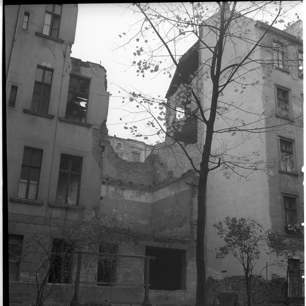 Negativ: Ruine, Elßholzstraße 7, 1952 (Museen Tempelhof-Schöneberg/Herwarth Staudt CC BY-NC-SA)