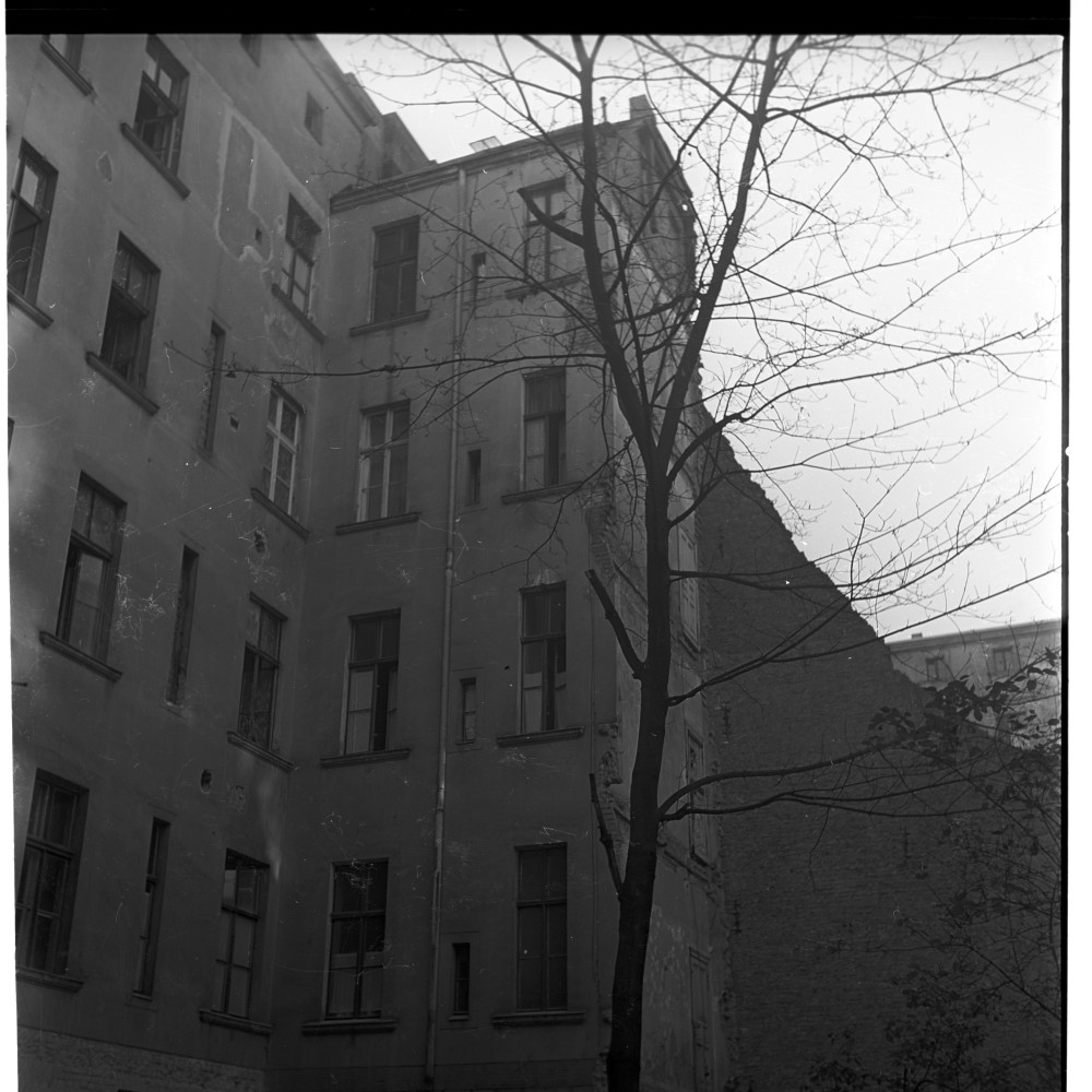 Negativ: Ruine, Elßholzstraße 7, 1955 (Museen Tempelhof-Schöneberg/Herwarth Staudt CC BY-NC-SA)