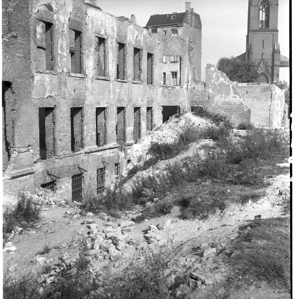 Negativ: Ruine, Gleditschstraße 32, 1953 (Museen Tempelhof-Schöneberg/Herwarth Staudt CC BY-NC-SA)