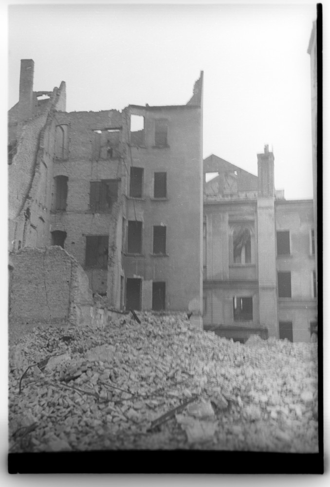 Negativ: Ruine, Gossowstraße 5, 1949 (Museen Tempelhof-Schöneberg/Herwarth Staudt CC BY-NC-SA)