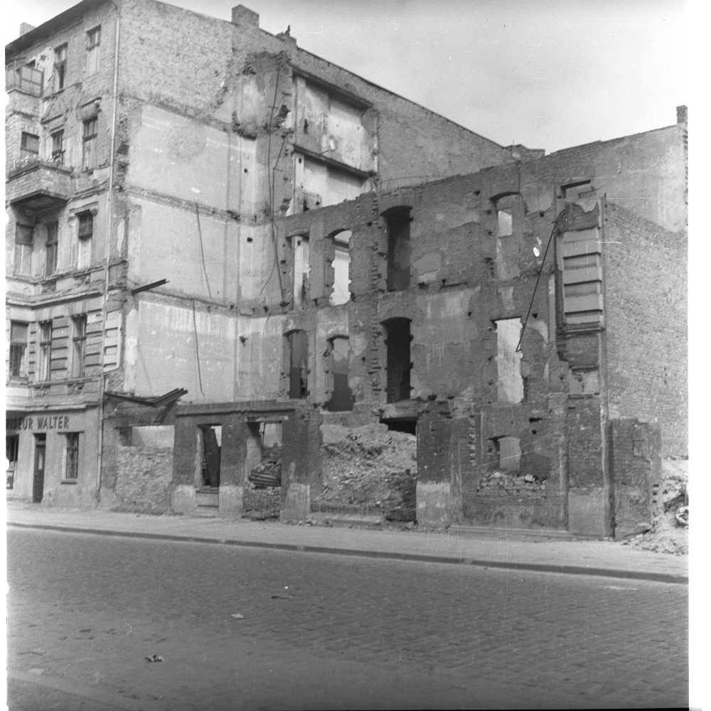 Negativ: Ruine, Gotenstraße 68, 1950 (Museen Tempelhof-Schöneberg/Herwarth Staudt CC BY-NC-SA)