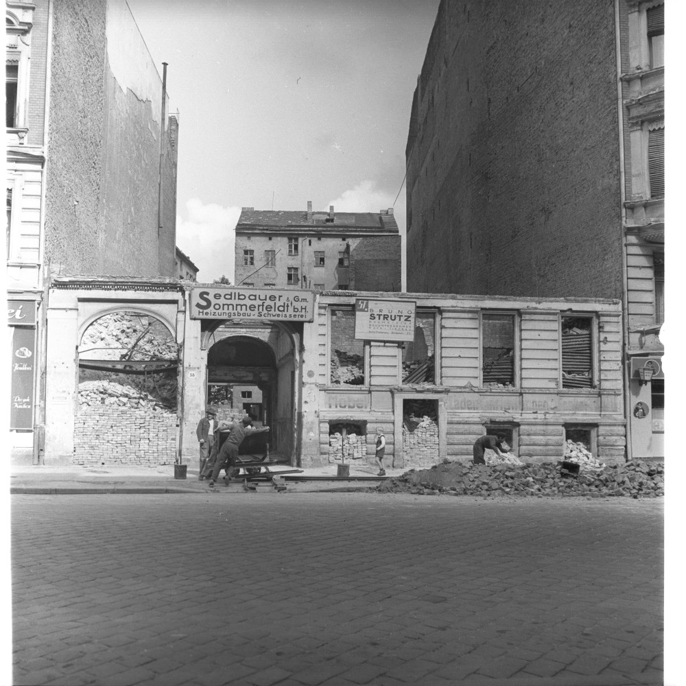 Negativ: Ruine, Großgörschenstraße 30, 1950 (Museen Tempelhof-Schöneberg/Herwarth Staudt CC BY-NC-SA)