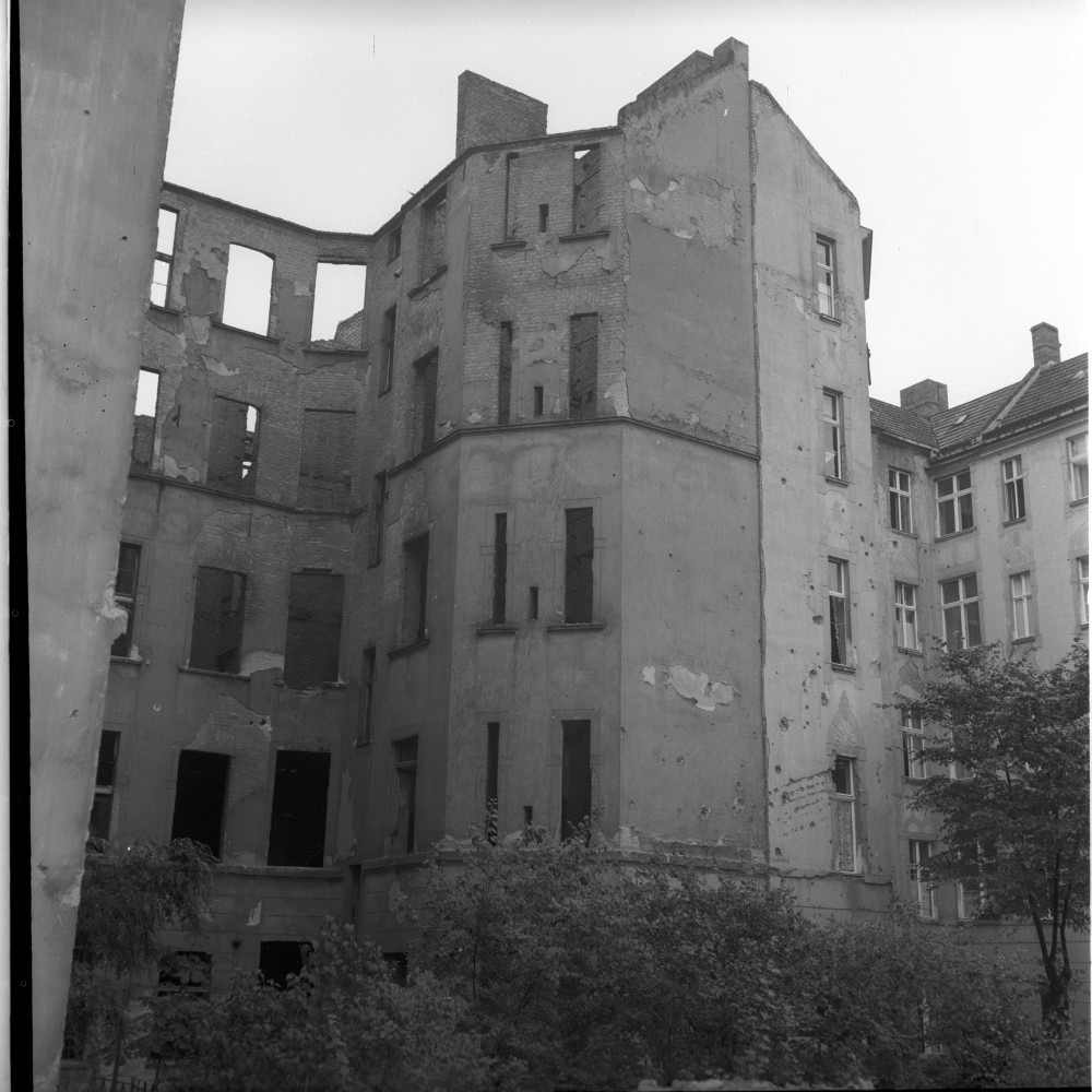 Negativ: Ruine, Hohenstaufenstraße 21, 1952 (Museen Tempelhof-Schöneberg/Herwarth Staudt CC BY-NC-SA)