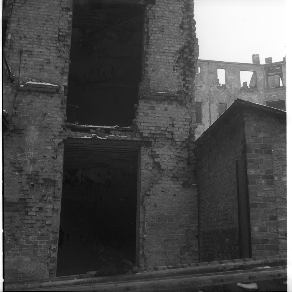 Negativ: Ruine, Hohenstaufenstraße 50, 1952 (Museen Tempelhof-Schöneberg/Herwarth Staudt CC BY-NC-SA)