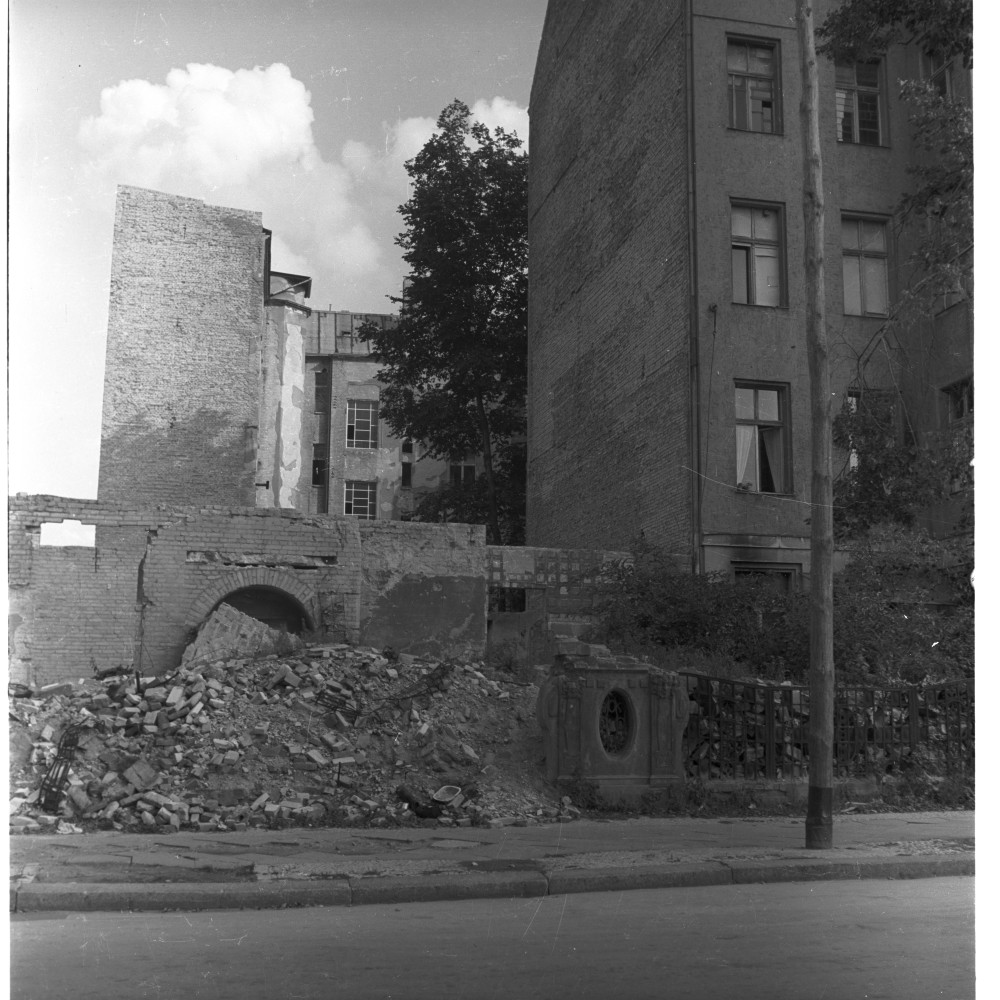 Negativ: Ruine, Landshuter Straße 28, 1950 (Museen Tempelhof-Schöneberg/Herwarth Staudt CC BY-NC-SA)
