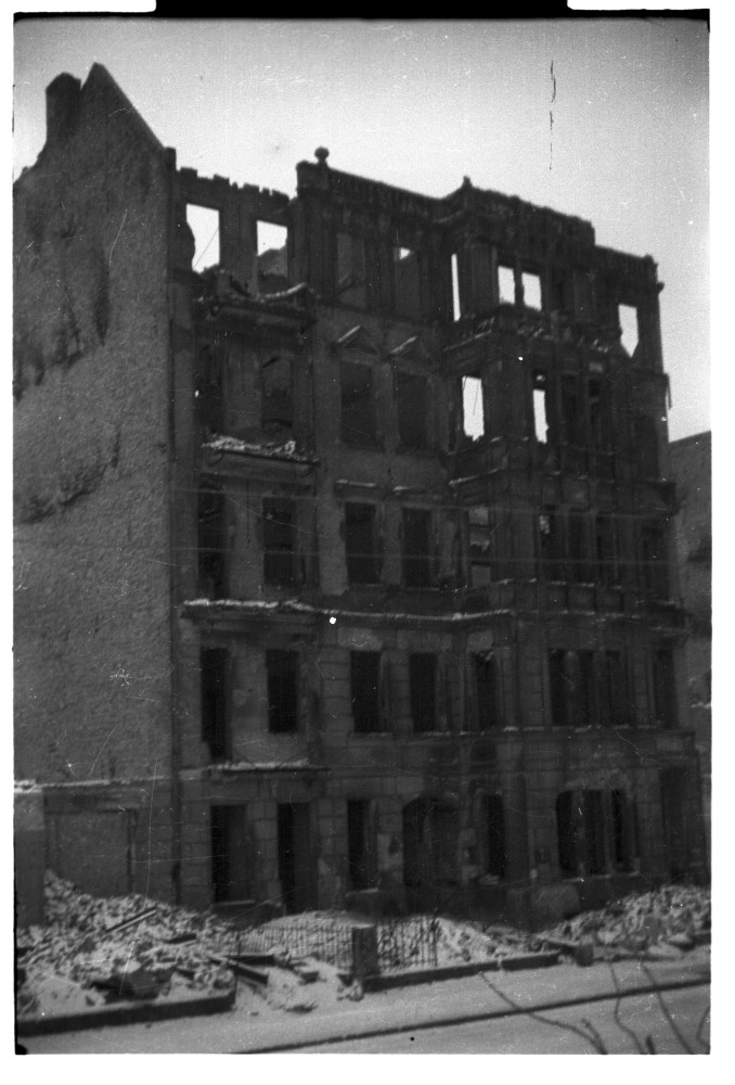 Negativ: Ruine, Landshuter Straße 7, 1950 (Museen Tempelhof-Schöneberg/Herwarth Staudt CC BY-NC-SA)