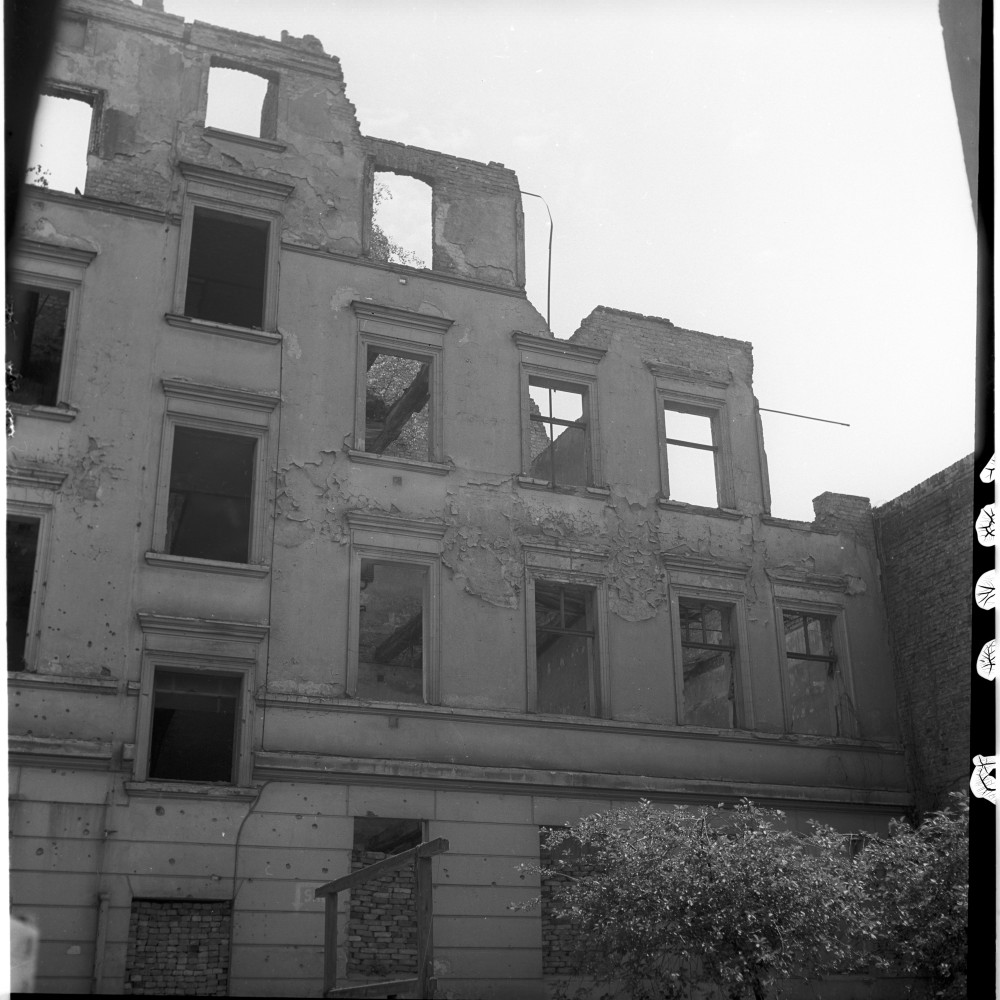 Negativ: Ruine, Lauterstraße 29, 1953 (Museen Tempelhof-Schöneberg/Herwarth Staudt CC BY-NC-SA)