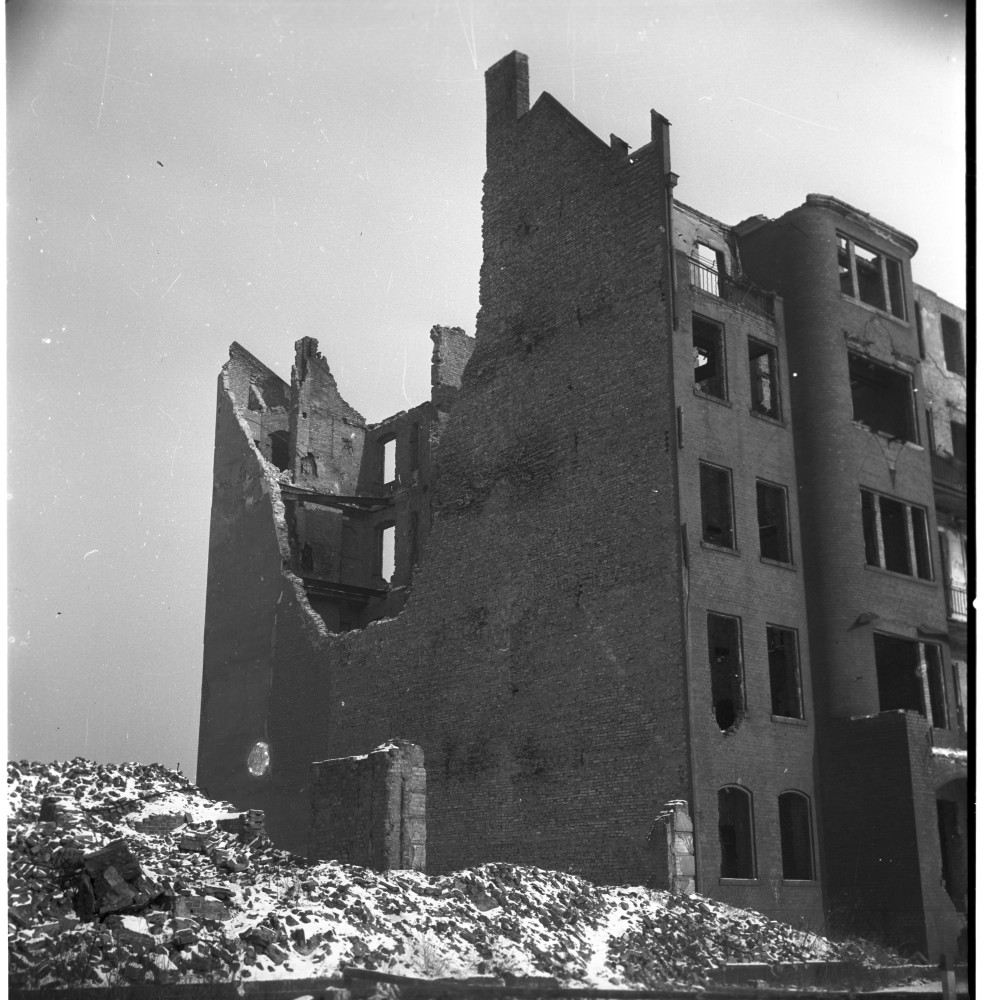Negativ: Ruine, Luitpoldstraße 15, 1954 (Museen Tempelhof-Schöneberg/Herwarth Staudt CC BY-NC-SA)