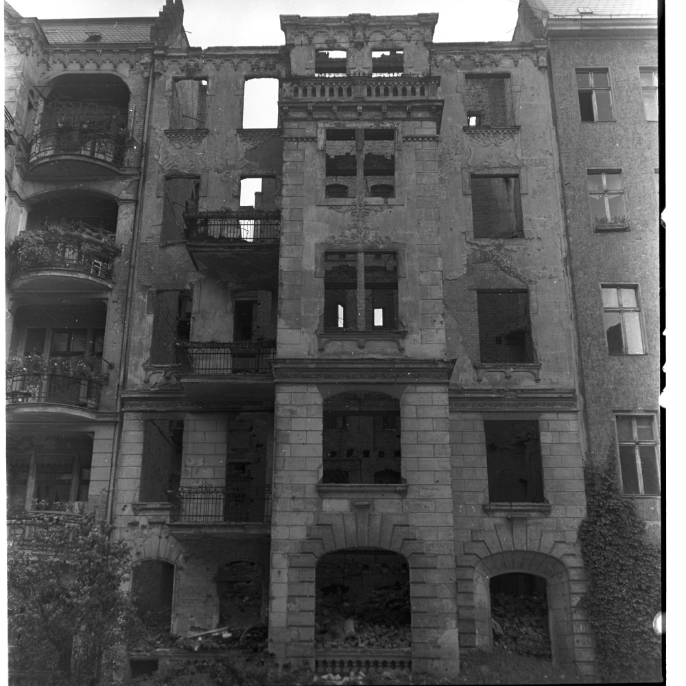 Negativ: Ruine, Luitpoldstraße 2, 1950 (Museen Tempelhof-Schöneberg/Herwarth Staudt CC BY-NC-SA)