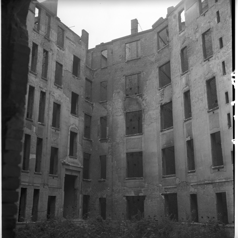 Negativ: Ruine, Martin-Luther-Straße 11, 1953 (Museen Tempelhof-Schöneberg/Herwarth Staudt CC BY-NC-SA)