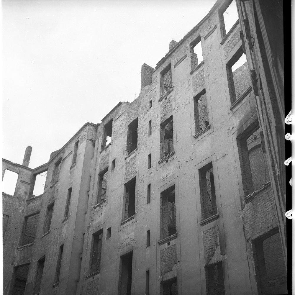 Negativ: Ruine, Martin-Luther-Straße 11, 1953 (Museen Tempelhof-Schöneberg/Herwarth Staudt CC BY-NC-SA)