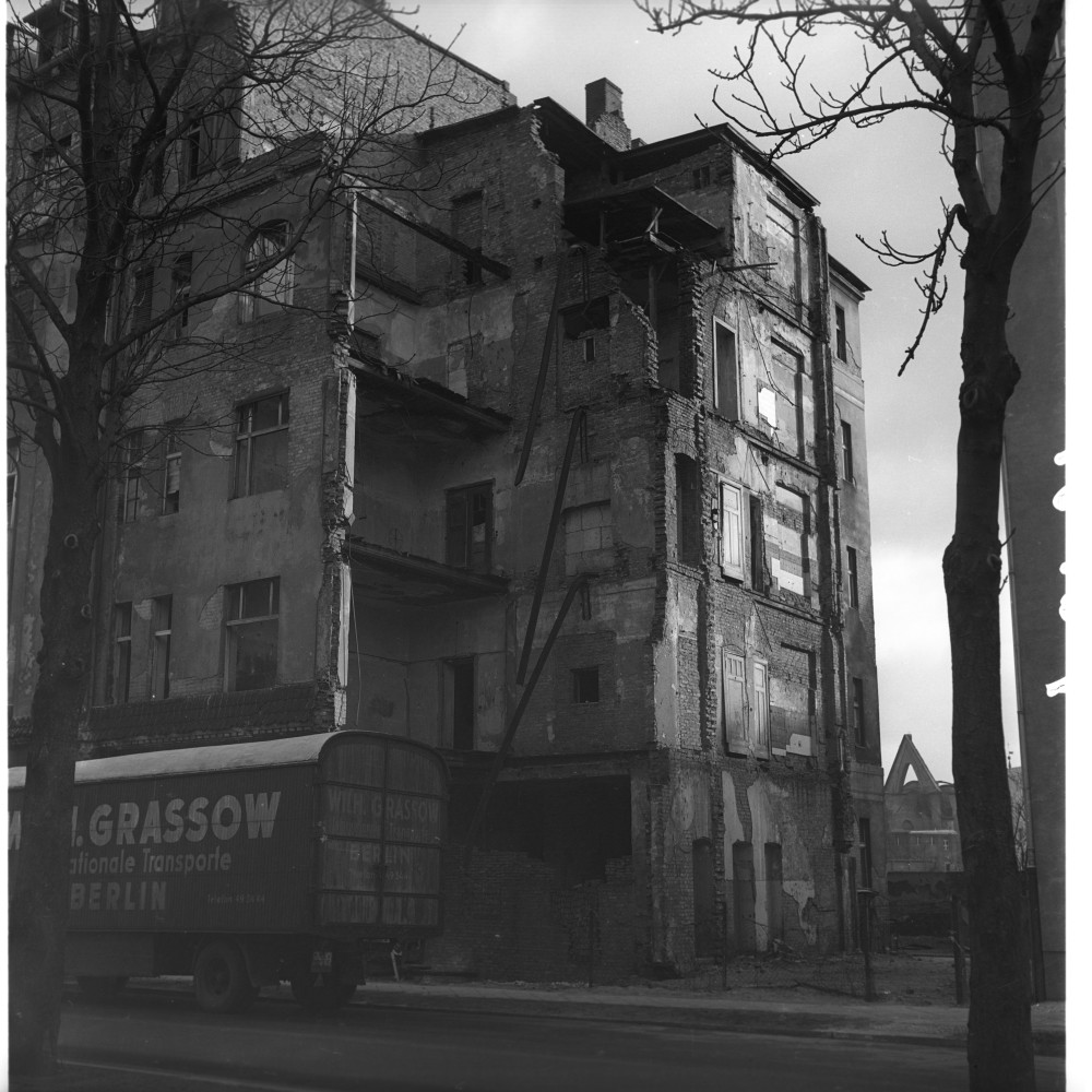 Negativ: Ruine, Martin-Luther-Straße 60, 1956 (Museen Tempelhof-Schöneberg/Herwarth Staudt CC BY-NC-SA)