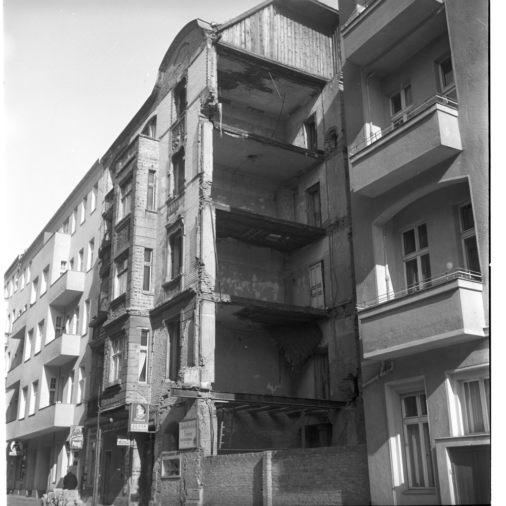 Negativ: Ruine, Naumannstraße 5, 1955 (Museen Tempelhof-Schöneberg/Herwarth Staudt CC BY-NC-SA)