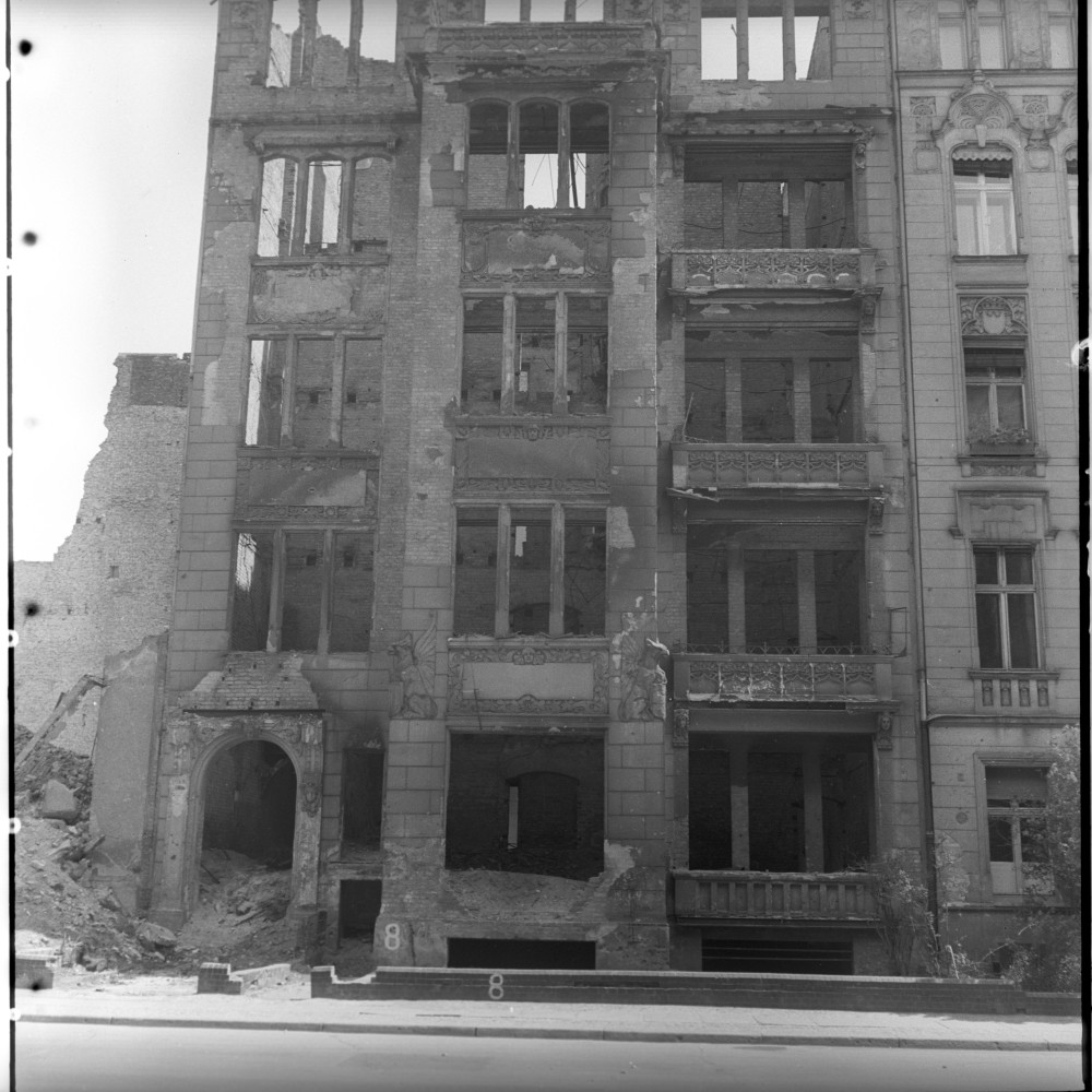 Negativ: Ruine, Neue Ansbacher Straße 8, 1951 (Museen Tempelhof-Schöneberg/Herwarth Staudt CC BY-NC-SA)
