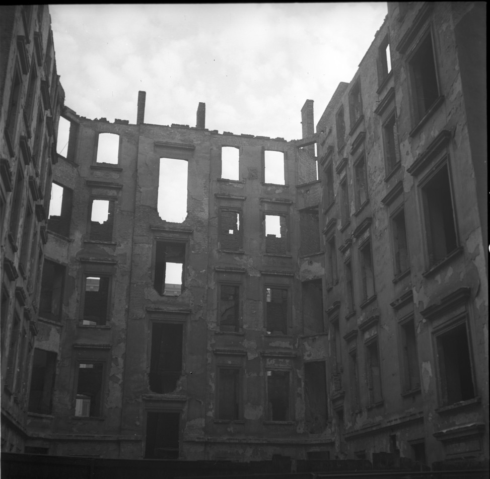 Negativ: Ruine, Neue Steinmetzstraße 3, 1953 (Museen Tempelhof-Schöneberg/Herwarth Staudt CC BY-NC-SA)