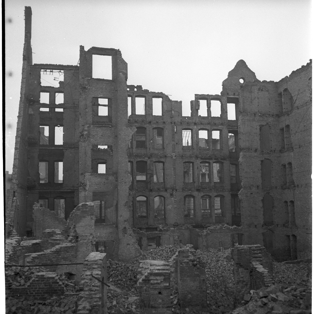 Negativ: Ruine, Neue Winterfeldtstraße 28, 1953 (Museen Tempelhof-Schöneberg/Herwarth Staudt CC BY-NC-SA)