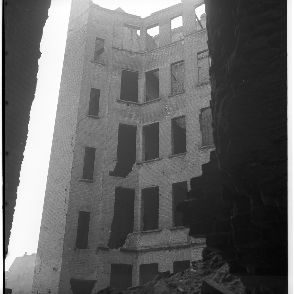 Negativ: Ruine, Neue Winterfeldtstraße 29, 1953 (Museen Tempelhof-Schöneberg/Herwarth Staudt CC BY-NC-SA)