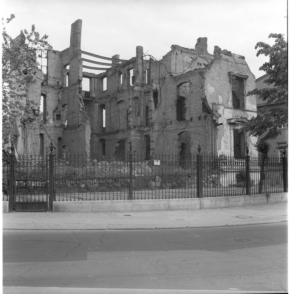 Negativ: Ruine, Nollendorfplatz 2, 1953 (Museen Tempelhof-Schöneberg/Herwarth Staudt CC BY-NC-SA)