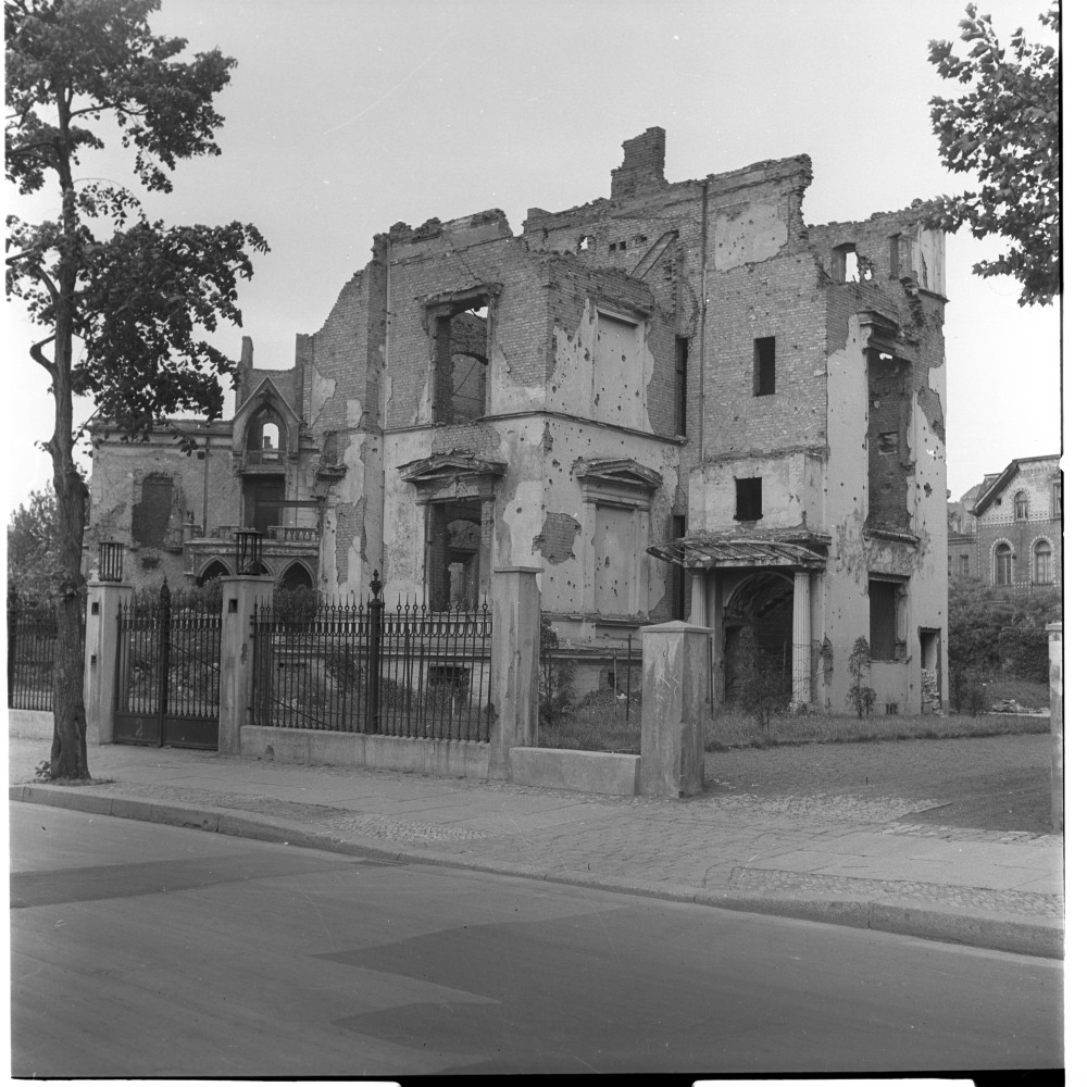 Negativ: Ruine, Nollendorfplatz 2, 1953 (Museen Tempelhof-Schöneberg/Herwarth Staudt CC BY-NC-SA)