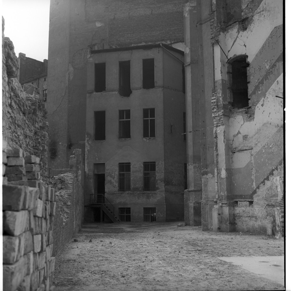 Negativ: Ruine, Nollendorfplatz 8, 1953 (Museen Tempelhof-Schöneberg/Herwarth Staudt CC BY-NC-SA)
