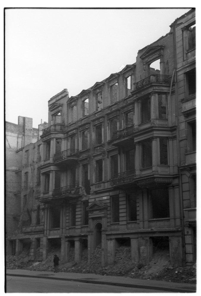Negativ: Ruine, Nollendorfstraße 33, 1949 (Museen Tempelhof-Schöneberg/Herwarth Staudt CC BY-NC-SA)