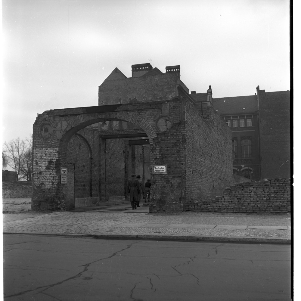 Negativ: Ruine, Nürnberger Straße 36, 1954 (Museen Tempelhof-Schöneberg/Herwarth Staudt CC BY-NC-SA)
