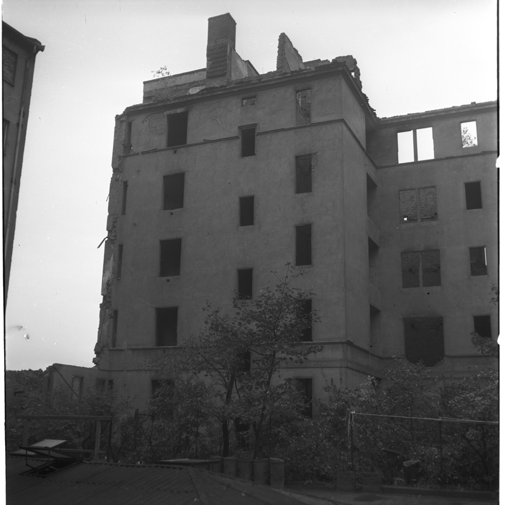 Negativ: Ruine, Nymphenburgerstraße 6, 1953 (Museen Tempelhof-Schöneberg/Herwarth Staudt CC BY-NC-SA)