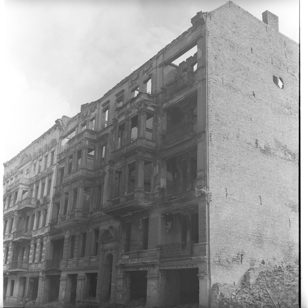 Negativ: Ruine, Passauer Straße 24, 1950 (Museen Tempelhof-Schöneberg/Herwarth Staudt CC BY-NC-SA)