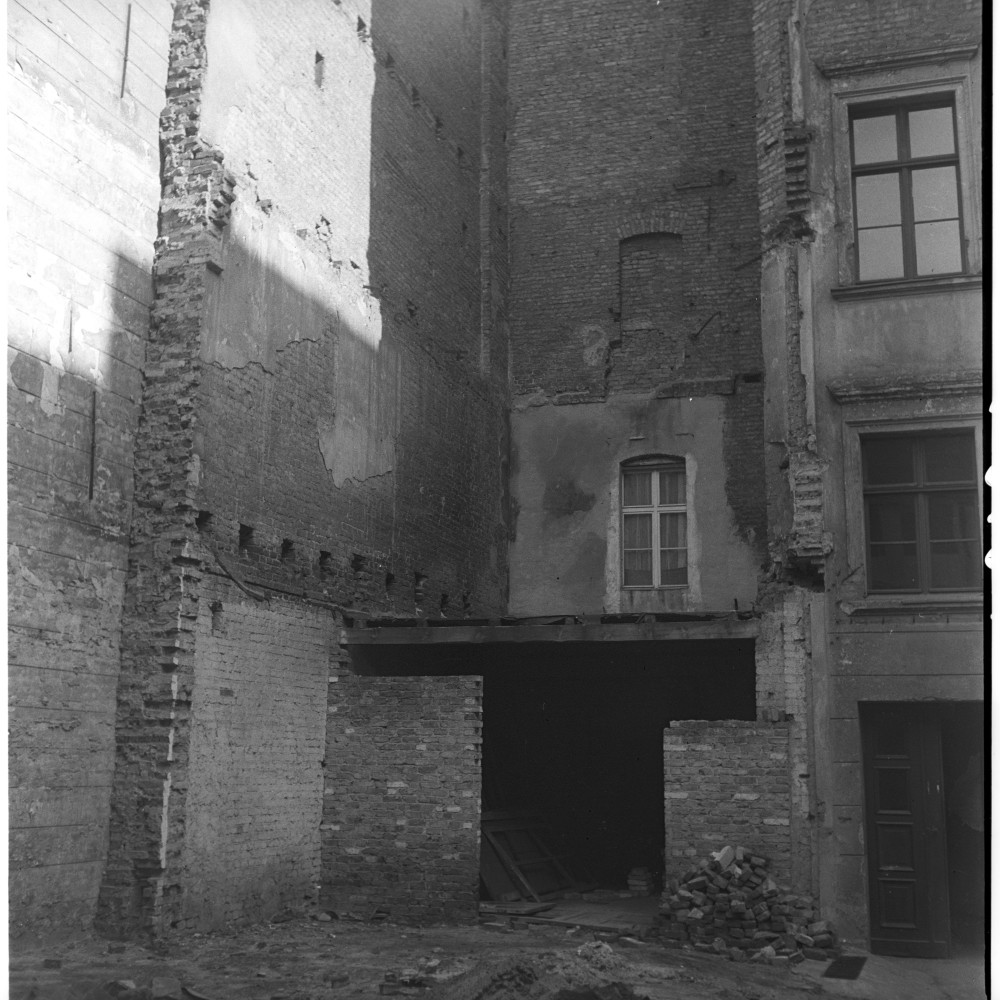 Negativ: Ruine, Potsdamer Straße 153, 1957 (Museen Tempelhof-Schöneberg/Herwarth Staudt CC BY-NC-SA)