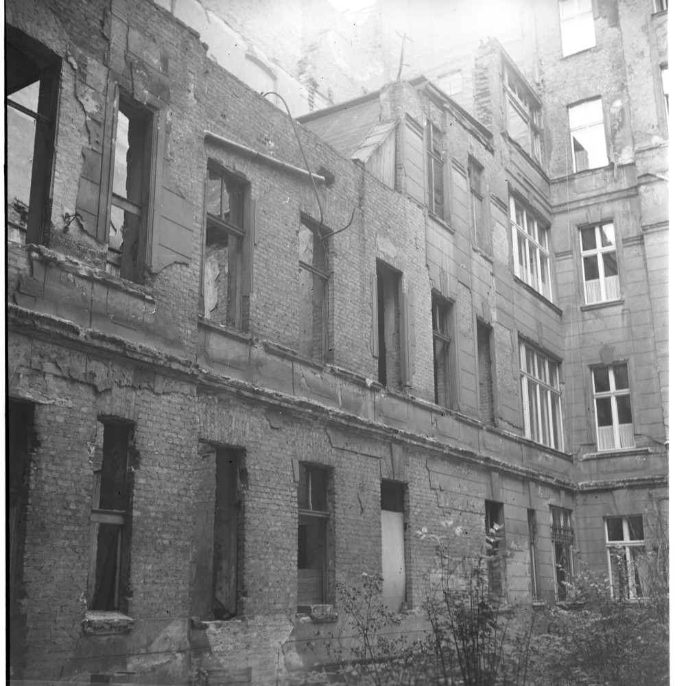 Negativ: Ruine, Regensburger Straße 1, 1955 (Museen Tempelhof-Schöneberg/Herwarth Staudt CC BY-NC-SA)