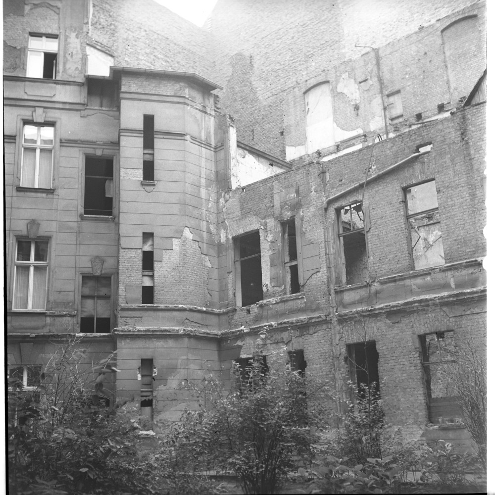Negativ: Ruine, Regensburger Straße 1, 1955 (Museen Tempelhof-Schöneberg/Herwarth Staudt CC BY-NC-SA)