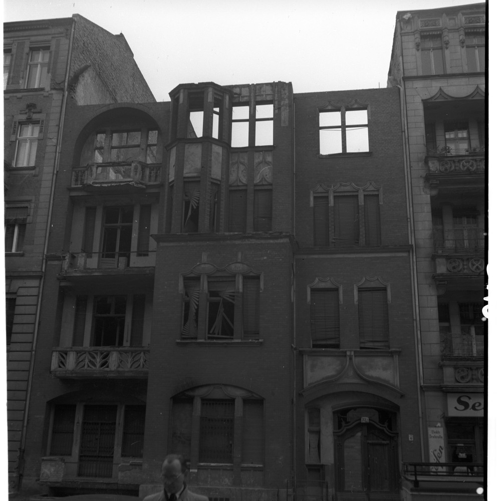 Negativ: Ruine, Regensburger Straße 33 a, 1952 (Museen Tempelhof-Schöneberg/Herwarth Staudt CC BY-NC-SA)