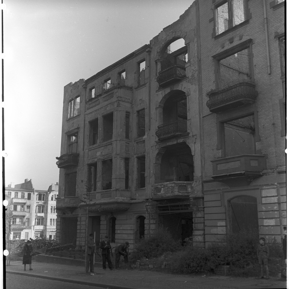 Negativ: Ruine, Rembrandtstraße 14, 1950 (Museen Tempelhof-Schöneberg/Herwarth Staudt CC BY-NC-SA)