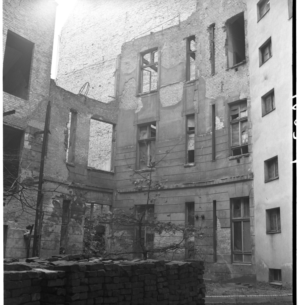 Negativ: Ruine, Rosenheimer Straße 4, 1956 (Museen Tempelhof-Schöneberg/Herwarth Staudt CC BY-NC-SA)