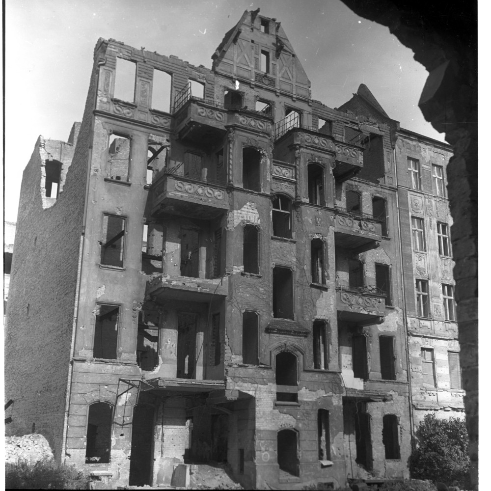 Negativ: Ruine, Rosenheimer Straße 8, 1950 (Museen Tempelhof-Schöneberg/Herwarth Staudt CC BY-NC-SA)