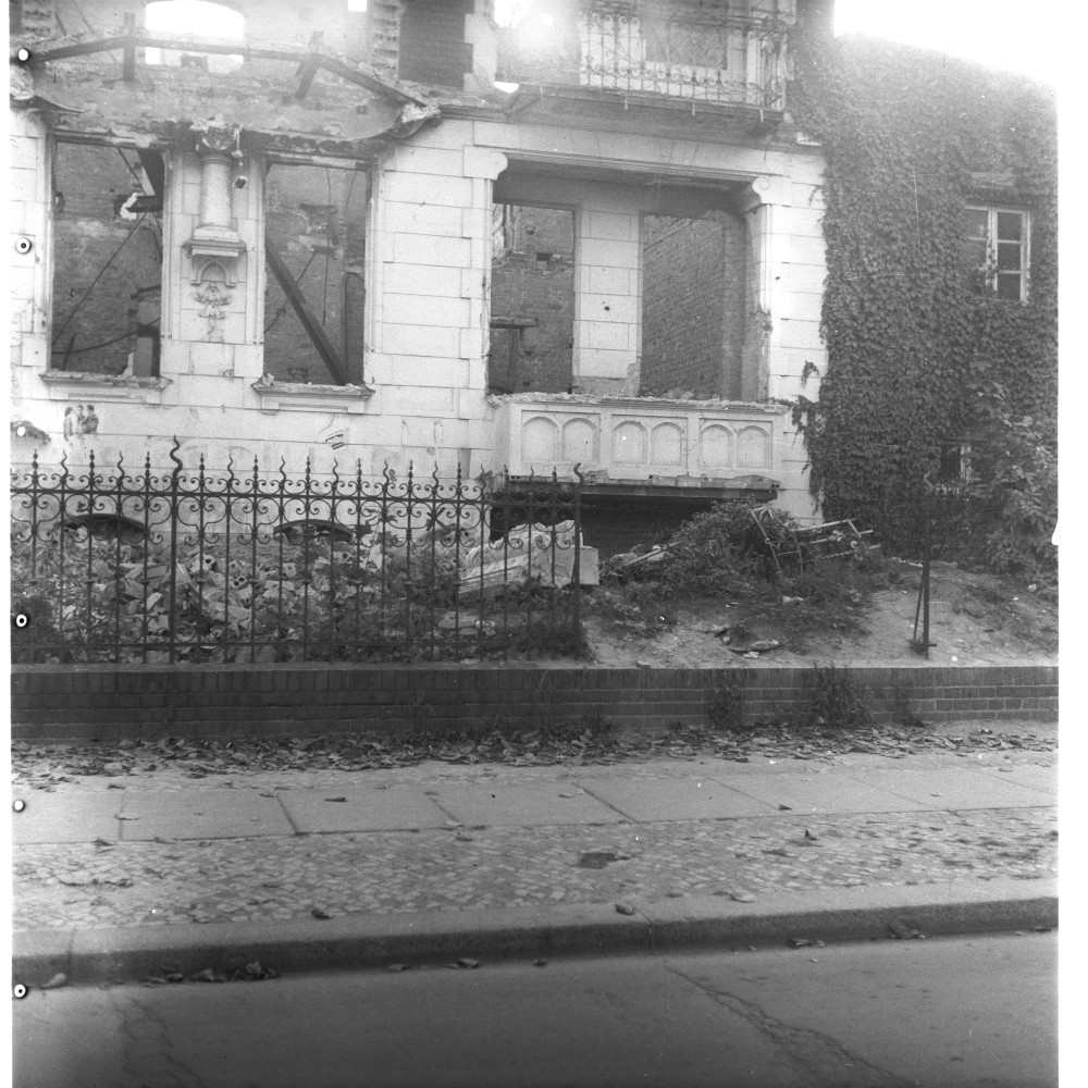 Negativ: Ruine, Sarrazinstraße 5, 1951 (Museen Tempelhof-Schöneberg/Herwarth Staudt CC BY-NC-SA)