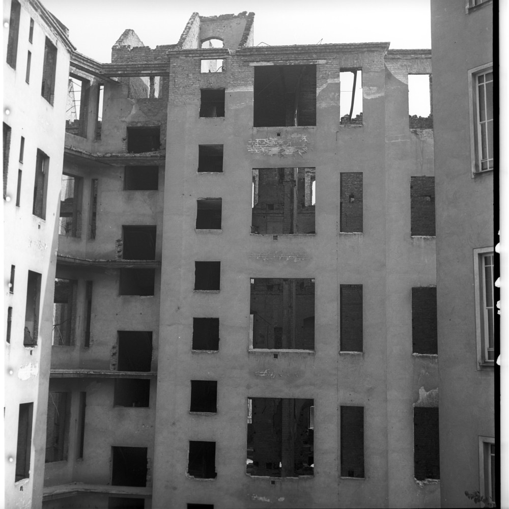 Negativ: Ruine, Schwäbische Straße 10, 1953 (Museen Tempelhof-Schöneberg/Herwarth Staudt CC BY-NC-SA)