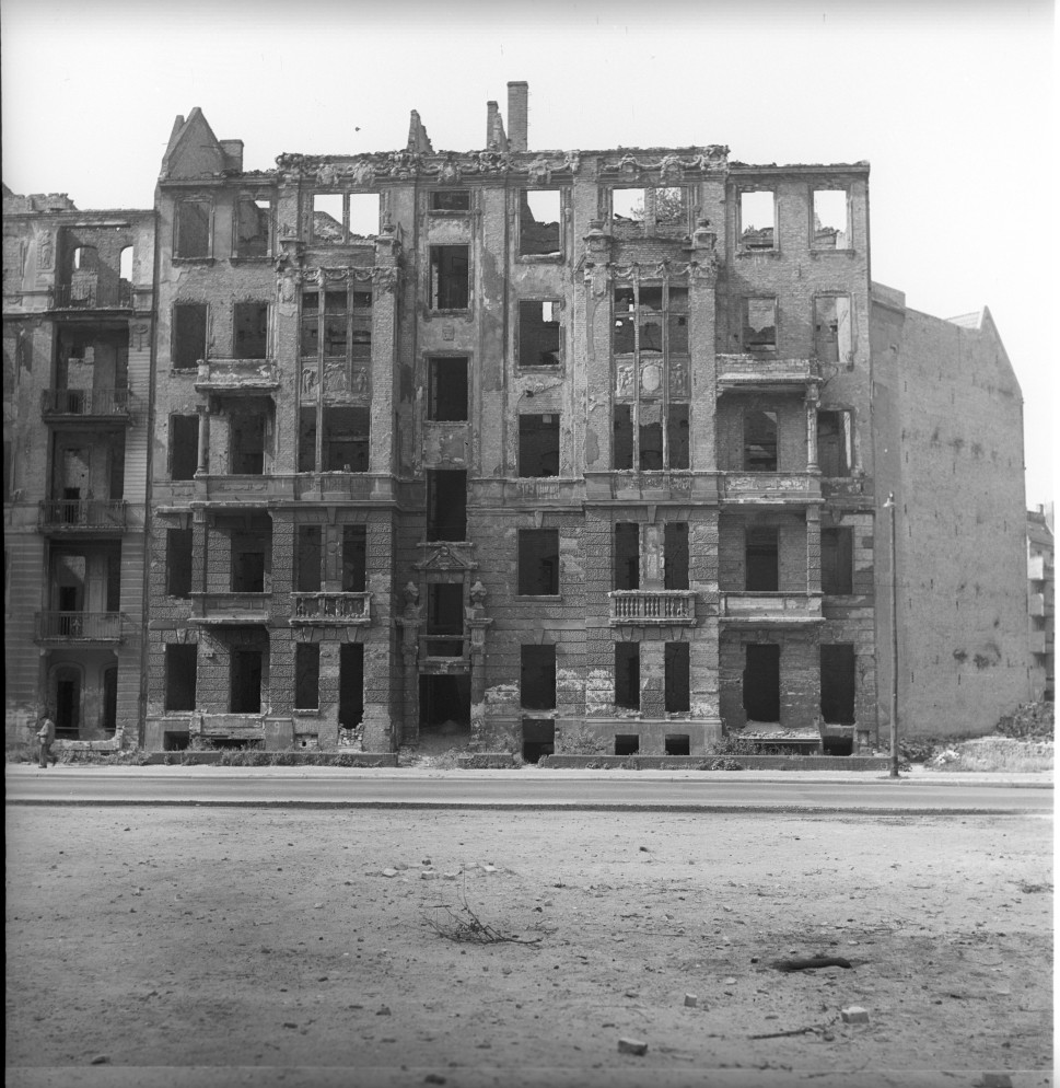Negativ: Ruine, Schwäbische Straße 9, 1953 (Museen Tempelhof-Schöneberg/Herwarth Staudt CC BY-NC-SA)
