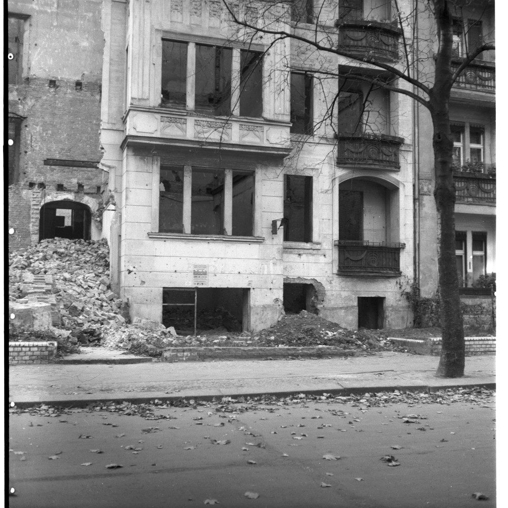 Negativ: Ruine, Schwalbacher Straße 15, 1951 (Museen Tempelhof-Schöneberg/Herwarth Staudt CC BY-NC-SA)