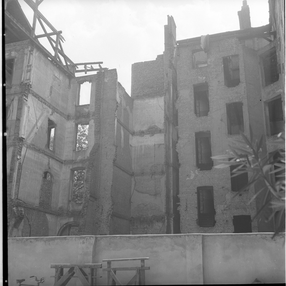 Negativ: Ruine, Schwerinstraße 11, 1952 (Museen Tempelhof-Schöneberg/Herwarth Staudt CC BY-NC-SA)