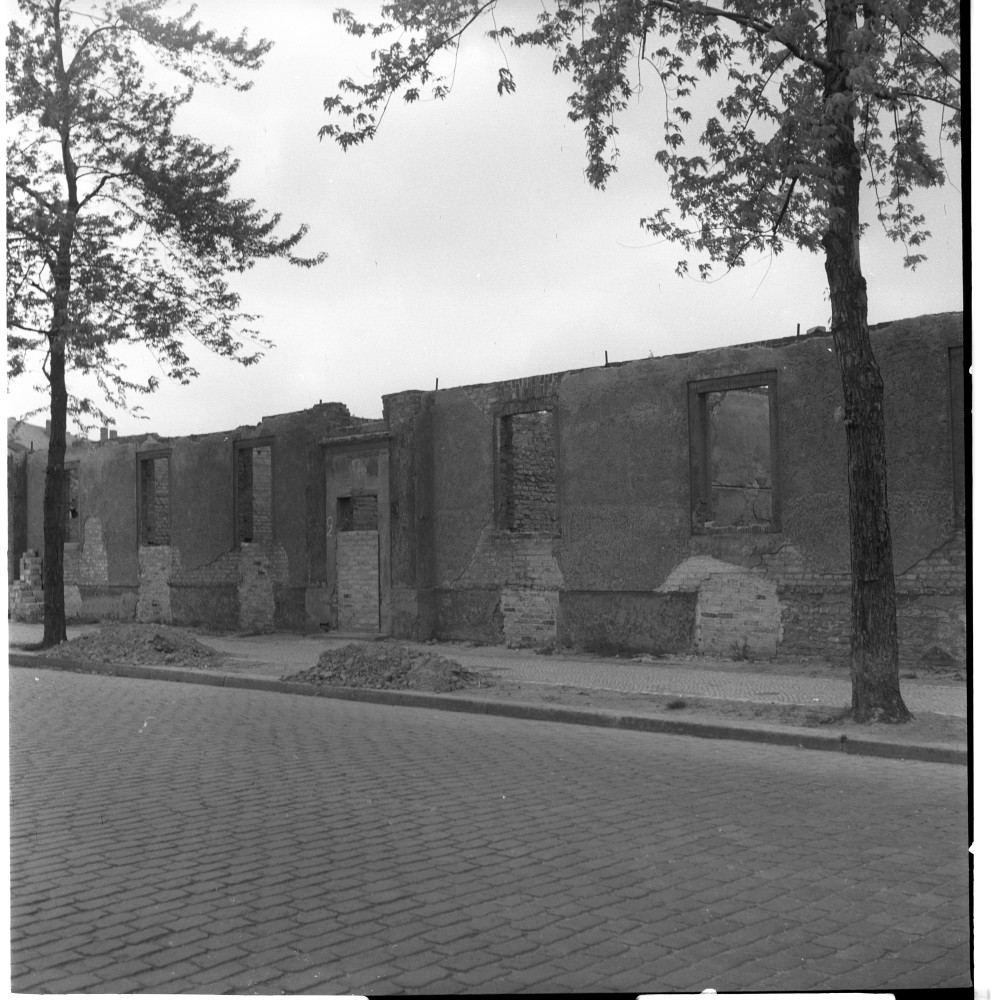 Negativ: Ruine, Siedlung Lindenhof, 1953 (Museen Tempelhof-Schöneberg/Herwarth Staudt CC BY-NC-SA)