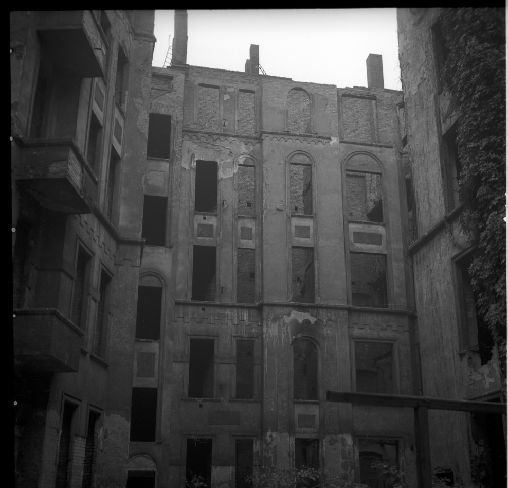 Negativ: Ruine, Traunsteinerstraße 9, 1953 (Museen Tempelhof-Schöneberg/Herwarth Staudt CC BY-NC-SA)