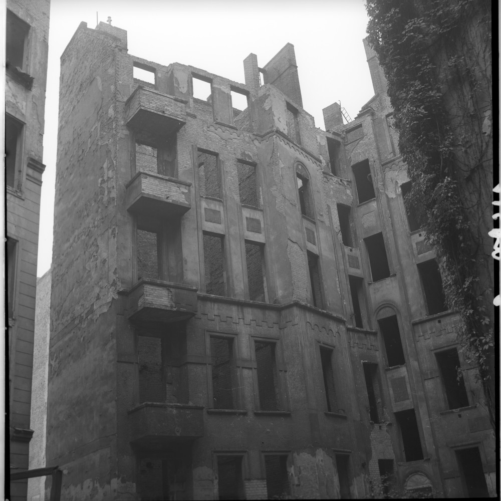 Negativ: Ruine, Traunsteinerstraße 9, 1953 (Museen Tempelhof-Schöneberg/Herwarth Staudt CC BY-NC-SA)